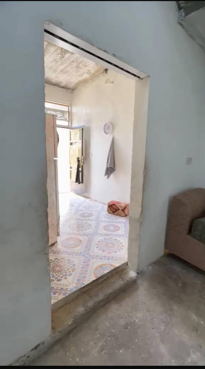 للبيع بيت 100 متر بناء جديد نقص ارضيه وسقوف ثانويه متكون من صاله استقبال غرفة سويت طارمه مطبخ صحياة خارجيه العنوان الحر الرشديه قريب النهر منطقه قريبه خدمات كامله ***********
