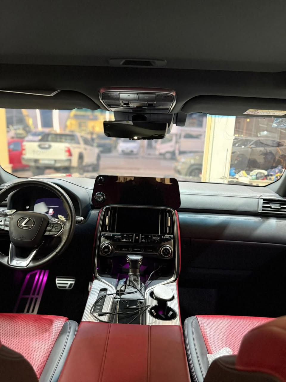 لكزس 
lx 600 F sport2023 خليجي
الممشى 40,000km
🔥 المحرك والأداء
 • المحرك: V6 سعة 3.5 لتر Twin-Turbo (تيربو مزدوج)  ￼
• القوة القصوى: حوالي 409 حصان @ 5200 rpm (هامش بسيط يختلف بين المواصفات والمحلي مقابل الأرقام الاسمية)  ￼
• العزم الأقصى: 650 نيوتن·م@ 1700-3600 rpm  ￼
 • ناقل الحركة: 10 سرعات أوتوماتيك  ￼
 • الدفع: رباعي كامل (4WD) مع limited-slip differential ونظام اختيار أوضاع قيادة متعددة (Eco / Comfort / Sport / Off-Road).  ￼
 • 0-100 كم/س: تقريبًا 7 ثوانٍ.  ￼

🚘 الأبعاد والقدرات
 • الأبعاد (طول × عرض × ارتفاع): ~ 5100 × 1990 × 1855 مم  ￼
 • سعة خزان الوقود: 110 لتر  ￼
 • الوزن الإجمالي و السحب: سعة سحب عالية وقدرات طريق و off-road جيدة (تفاصيل في بعض المواصفات الخليجية).  ￼

✨ المظهر الخارجي
 • عجلات F-SPORT مقاس 22 بوصة– تصميم رياضي مميز.  ￼
 • شبكة أمامية F-Sport مع إطار أسود خاص.  ￼
 • مصابيح LED ثلاثية العدسات مع نظام AHS (High-Beam Assist).  ￼
 • أبواب تُغلق تلقائيًا بهدوء (soft-close).  ￼
 • باب خلفي كهربائي مع حساس حركة القدم.  ￼

🛋️ المقصورة والراحة
 • مقاعد جلدية F-Sport فاخرة مع تبريد وتدفئة.  ￼
 • شاشتين معلومات وترفيه:
 • شاشة وسطية كبيرة 12.3 إنش
 • شاشة تحكم/معلومات 7 إنش  ￼
 • عجلة قيادة F-Sport جلدية.  ￼
 • شاشة عرض أمامية على الزجاج (HUD).  ￼
 • نظام صوت فخم Premium — Mark Levinson (في بعض السيارات خليجي).  ￼
 • مرايا رقمية (Digital Rear View Mirror).  ￼

🛡️ السلامة والتقنيات
 • نظام Lexus Safety System +2.5 (مرشحات أمان متقدمة).  ￼
 • نظام ما قبل التصادم + رادار تحكم ذكي بالسرعة.  ￼
 • مراقبة النقطة العمياء + تنبيه المرور الخلفي.  ￼
 • مراقبة 360° (PVM / Panoramic View).  ￼
 • مساند متعددة ونظام تثبيت على المسار.  ￼
 • نظام E-call للطوارئ.  ￼
للتواصل*********** 

📱 تقنيات إضافية
 • Apple CarPlay & Android Auto متوافقين.  ￼
 • نظام اتصال Lexus Connect App.  ￼للتواصل
***********
