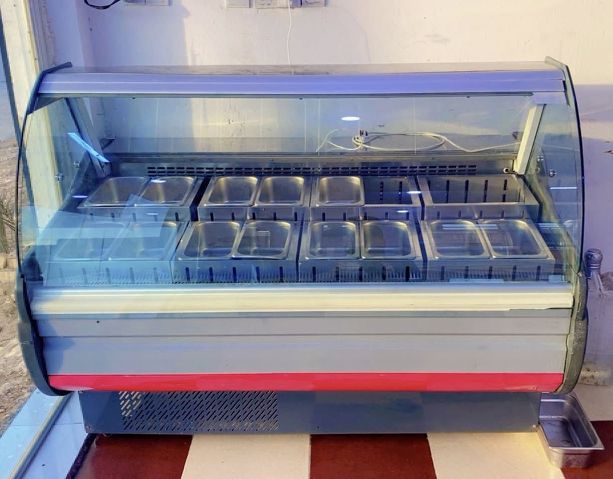 سلام عليكم
للبيع 
براد مقبلات حجم كبير 

شويات دجاج حجم كبير 
8 شياش 

رقم الهاتف ***********
