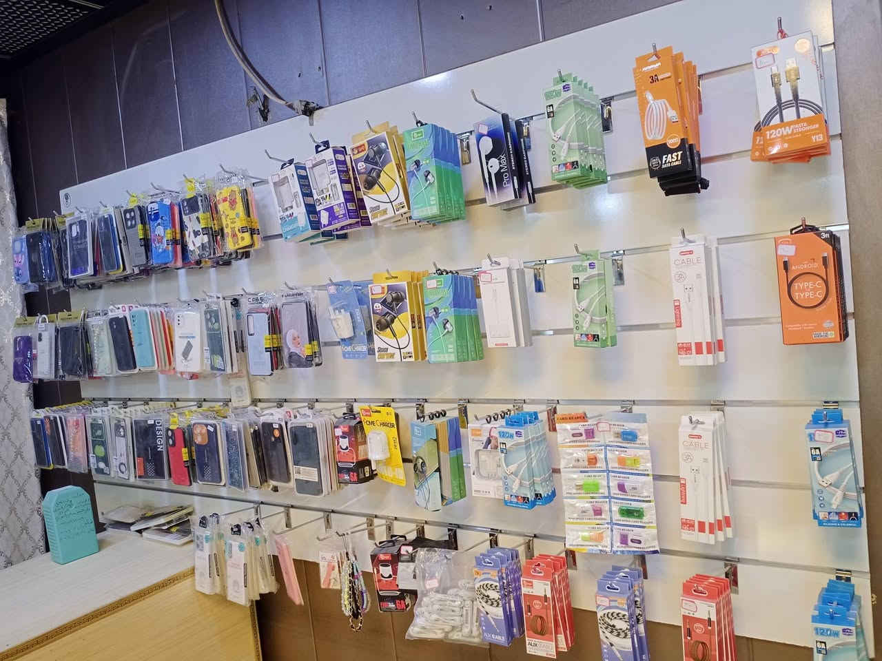 يالله سلام عليكم غراض محل كفرات شواحن اكسسوارات مثل ماتشوفون بعينكم وياهن ميز ولوح تعليك مع 80 هوك كله جديد للبيع شلعه وحده ب 650 بدون عمله الشراي يتصل على الرقم *********** مكاني كوفه البراكيه
