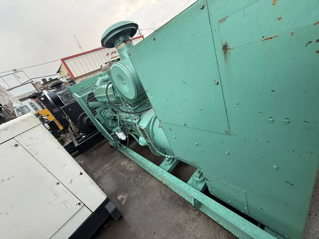 السلام عليكم 
كمنز  أمريكي 5 ونص. انجكتر زيتي 
400kva 
ساعات العمل اقل 500 ساعه 
وضع بلاد شركة  
🚚يوجد توصيل الى جميع المحافظات وبضمان🚚
🚚كياندن هةية بو هةموو شاركان بةكرينتى🚚
 للاستفسار:
 ابو علي 
***********
***********
***********
