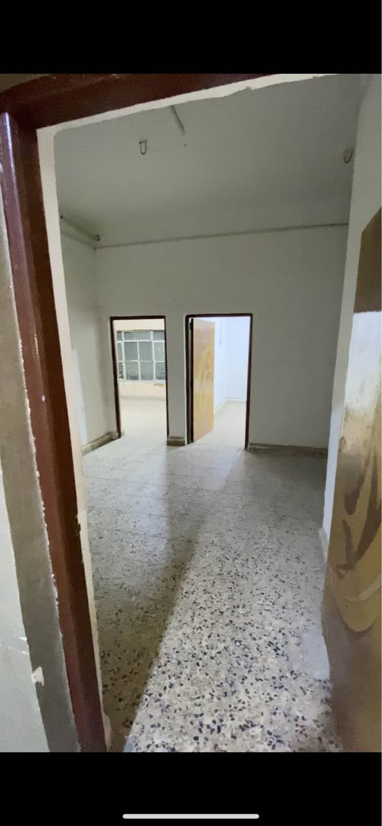 دار للايجار في الجببله خلف تايم طابقين المساحه٢٥٠ يتكون الطابق الارضي من كراج حديقه تواليت و ديوانيه واستقبال وصاله وغرفتين ومطبخ وحمام وتواليت
الطابق الثاني يتكون من ثلاث غرف وصاله ومطبخ وحمام وسطح  بيت نظيف وموقع ممتاز سكني
سعر الايجار مليون و١٥٠ قابل للتفاوض
*********** البصرة, العراق
