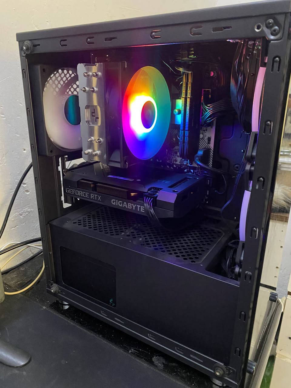 تحيه طيبه تجميعه مستخدمه للبيع
CPU: Ryzen 5 5600G

. Deepcool AG400 (120mm)

. ASRock B450M-HDV AM4

. Crucial 16GB (2×8GB) DDR4 3200MHz

. GIGABYTE RTX 3060 12GB

. Netac 128GB SATA SSD

. WD Blue 1TB HDD

. Deepcool PL650D 650W PSU

السعر 850 الف مكاني كربلاء متوفر توصيل جميع المحافظات ***********
