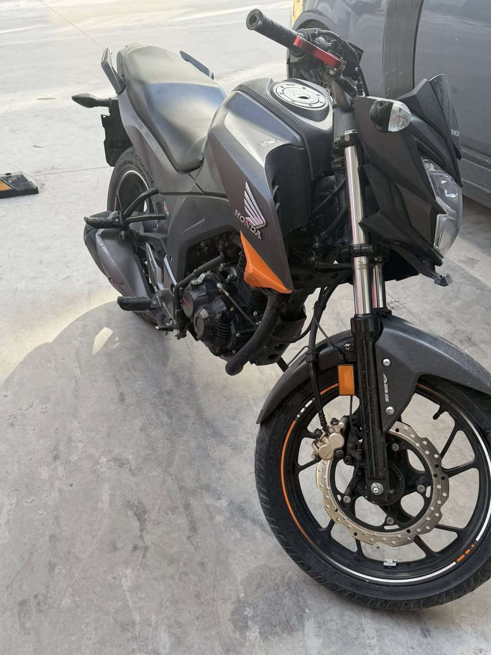 سلام عليكم دراجة للبيع هوندا 160 نضيفة وماماشية وكدامكم بل صورة ما مبدل بيه شي عل وكالة غراضهة موجودة السعر مليونين وميتين مكاني بغداد بوابة العراق للاستفسار ***********
