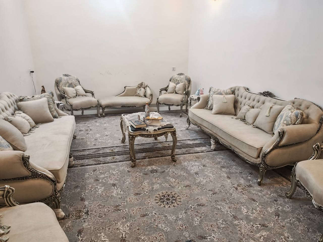 بيت للبيع في تموز مساحته 277 م سند واقع حال 288 م
الواجهة 16م النزال 18م
الطابق الاول// مطبخ حار وبارد وهول واستقبال وصالة ولوندري وغرفتين نوم احدهما ماستر ومجاميع صحية عدد 2
وكراج وحديقة
الطابق الثاني// غرفة نوم واحدة
سعر المتر مليونين
داخل فرع اسواق النرجس
للاستفسار  يرجى الاتصال بالرقم ***********
