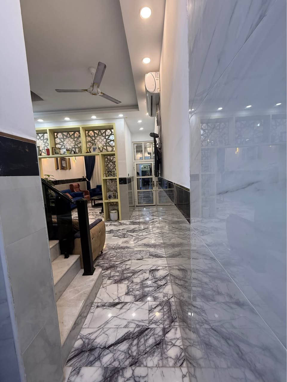 السلام عليكم بيت للبيع سند 25  شارع 80 وره مول نون على التبليط خدمات كامله مي مولده ذهبي تبليط بلباب مجاري 100 متر 5*20 بناء حديث 3 غرف نوم صحيات فوك وجوه البيت واجهيه حجر والارضيه مرمر والطابوك كله جمهوري والله متعوب عليه وبعد هواي تفاصيل للاستفسار اكثر 
*********** Левокумский район, Ставропольский край
