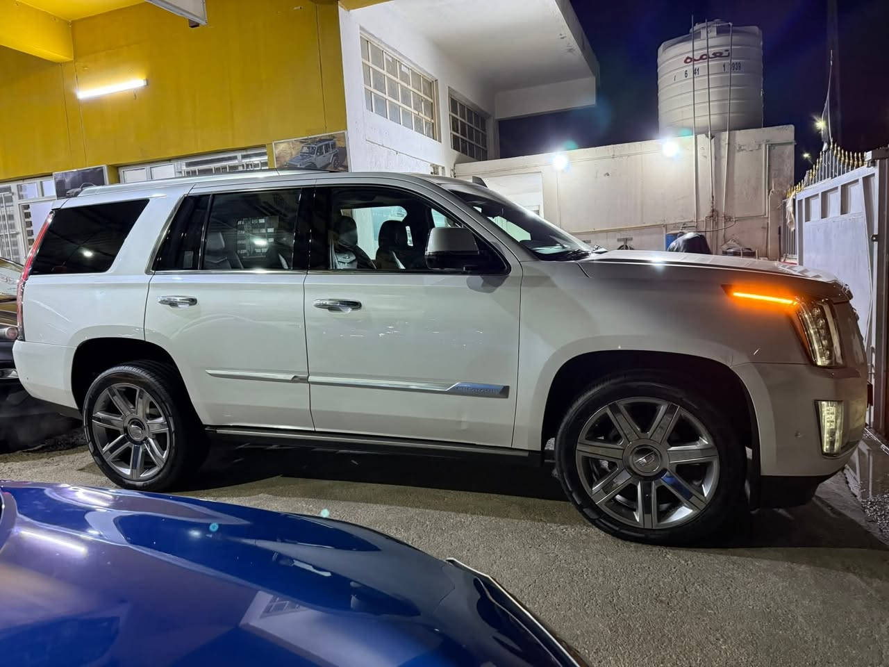 🌹 اللهم صل على محمد وآل محمد 🌹
نــــــوع السيــــارة : كديلاك _ إسكاليد _ بريميوم .لكجري 
المــــــــوديــــــل : 2019 .
لـــون الســـــــيارة : أبيض صدفي 
ألمسافة ألمقطوعة : 77 ألف ميل .
عدد الاسطــــوانات : 8 سلندر .
حجـــم المحــــرك : 6200 CC .
نـــــاقل ألحــــركة : أوتوماتيك .
نــــوع ألـــــــوقود : بنزين .
ألـــــــــــــــــوارد : أمريكي .
رقــــم اللوحــــــة : بغداد . 
المـــــــــقاعـــــد : جلد قرميدي .
فئـــــة الســـــيارة : SUV . 

ألمواصفـــــــــات : فول مواصفات ، فتحة سقف  ، بصمة تشغيل و بصمة ابواب ، نظام ترحيب ، صندوق كهرباء ، كاميرات عدد 5 والرؤية  360ْ ، كشن هزاز  ، شاشة كبيرة ، حساسات خلفية و امامية ، داتا شو لعرض معلومات القيادة على الجامة الامامية ، ميموري خزن كشن السائق ، كشنات كهرباء و مساج ، تدفئة وتبريد بالكشنات ، الصف الخلفي منفصل VIP ، شاشة ترفيه وسطية ، رادار امامي وجانبي وتحديد مسار وتنبيه الخروج من المسار ، قاصة ، عداد ديجيتال ، سايد بريك بصمة ، لايت اوتو وعدسات عدد 10 , لد نهاري ، كشافات ضباب امامية ، بگ لايت لد ، 7 راكب ، تبريد ثلاث قطعة ، يدات الابواب كروم مع لد ترحيب ، دوسات كهرباء ، مري كهرباء مع اشاير بألمري ، مري شفط ، تشغيل عن بعد، فور ويل درايف ، تدفئة المقود ، التحكم بدواسة السكليتر والمكابح كهربائياً ، تطعيم الداخل صاج ، شاحن تليفون وايرلس ، سستم صوتي نظام BOSE ، ويل كب كروم . 

الملاحظـــــــــات : وارد امريكي حادثها باب وجاملغ خلفي صور الحادث من ضمن الصور 
ألـــــــسعـــــــــر : 375 بي مجال للطيبين 
للأتصــــــــــــــال : ***********/ ***********
