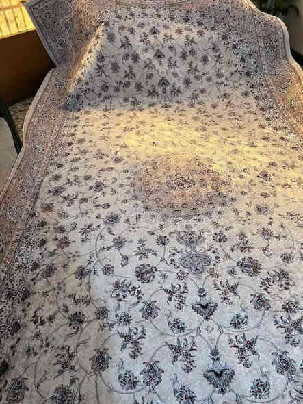 السلام عليكم موكيت برلنت التركي الاصلي قياس 2ونص * 5 امتار جديد غير مستخدم صارله يومين من اشتريته سبب البيع كبير السعر 85 قفل مع توصيل رقم *********** عنوان العبيدي الرائاسة شارع 20
