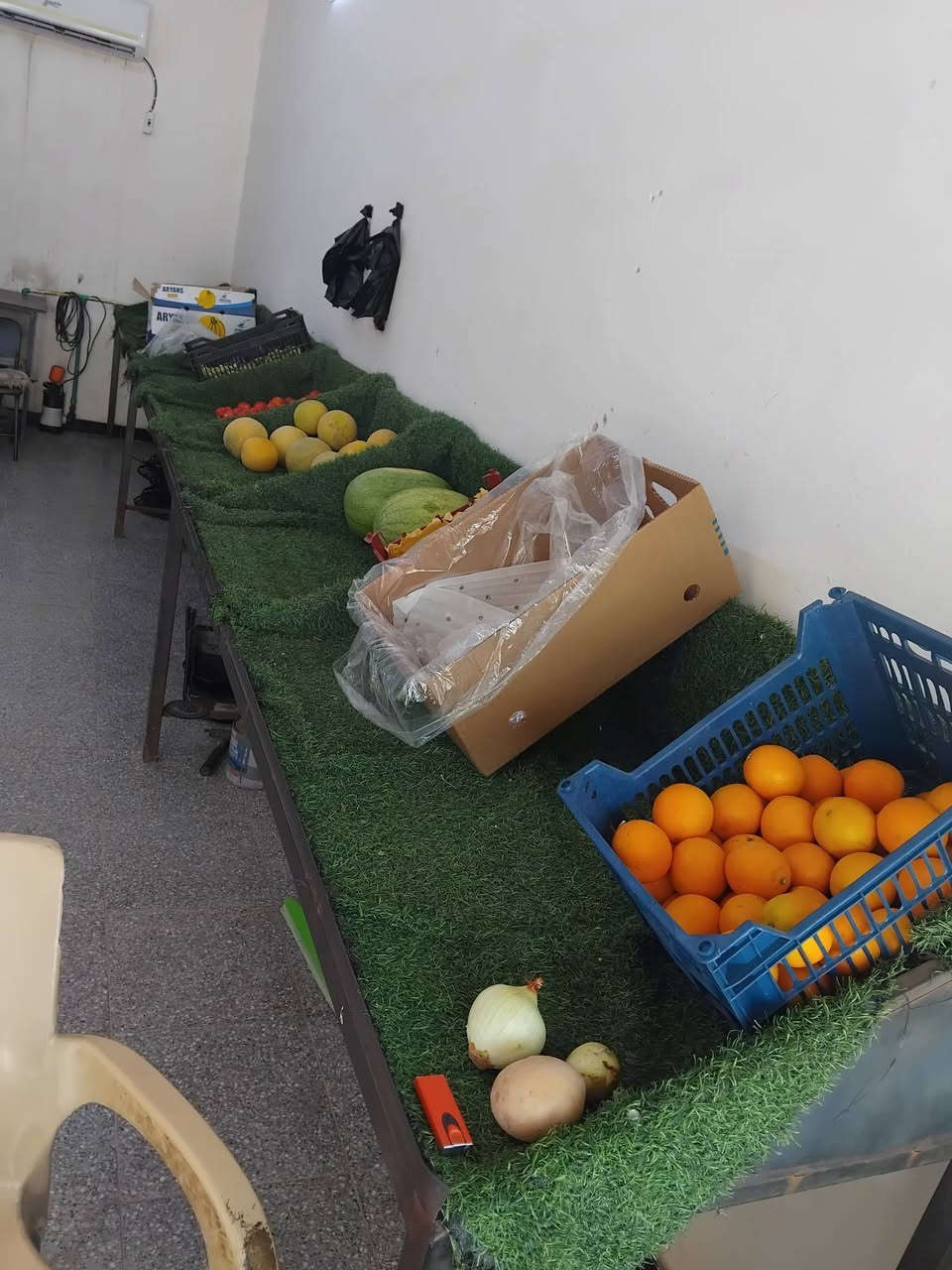 للبيع ميز مخضر طول ٧متر عرض٧٠سم والثاني ٢متر عرض ٧٠ سم وشواية سمك وسكافات عدد ١٥ وحوضين الاتصال  ***********
