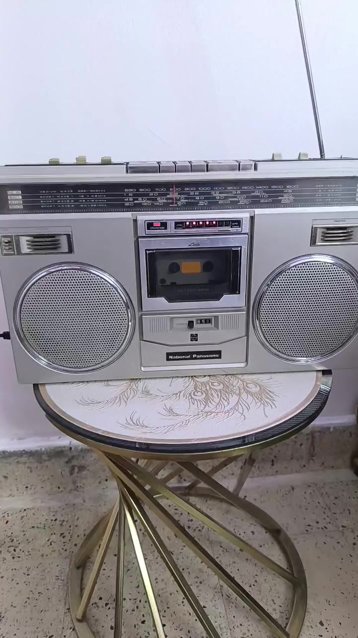 مسجل وراديو ناشيونال ياباني نضيف كلش بدون أف أم شغال وعلى الفحص نقص القبق الخلفي واكو دكمة تشكل موضح بالصور مااعرف مال شنو السعر ٦٥ وبي مجال المكان البياع للاستفسار خاص


**إذا كنت صاحب هذا الإعلان وتريد حذفه لأي سبب، رجاءا أرسل رسالة إلى الدعم الفني**