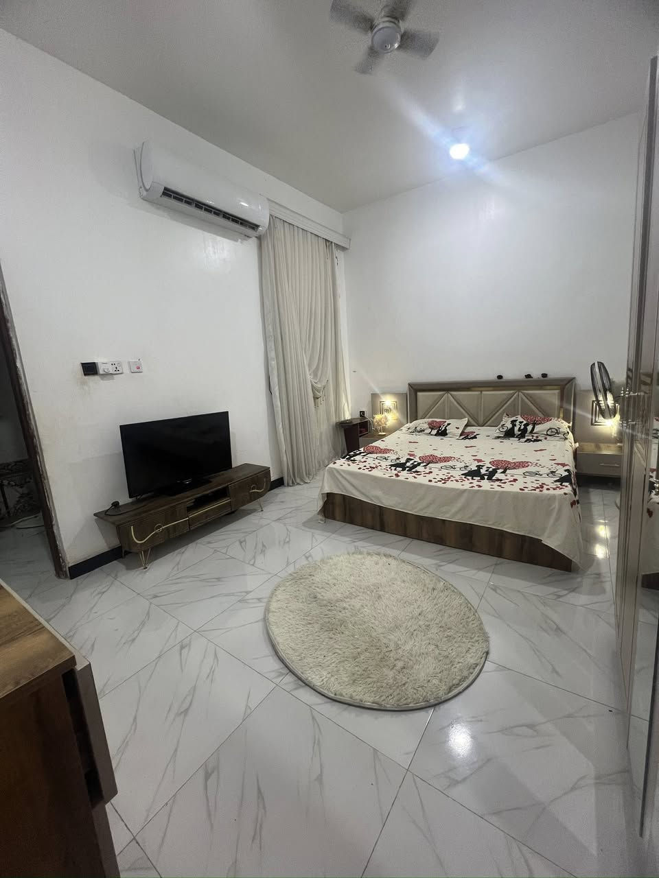 السلام عليكم بيت للبيع طابو زراعي وبي معامله تمليك بالبلديه  مساحته 180 يتكون من غرفة  كبيرة وديوانيه كبيرة وصالتين وحدة كبيرة ووحده صغيرة ومطبخ مثل ماموضح بالصور بالاضافة الى صحيات عدد 2 البيت كونكريت من الاساس للسقف والسطح شتايكر  ينباع هو والاثاث كامل 
العنوان الاسكان الصناعي شارع الحولي قرب المدرسة الصب 
للتواصل *********** متواجد فقط واتساب 
السعر 90 بدون اثاث وبي مجال 
115 مع الاثاث وهم بي مجال رجاءاً اذا ماتشتري لاتكسر السعر.
