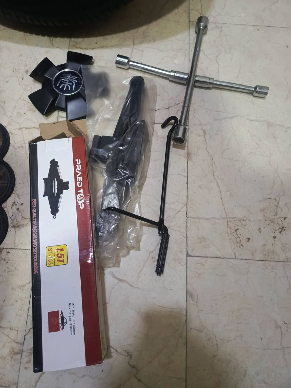 سلام عليكم ويل وتاير جديد مامستعمل مع ويل سبانه و جك كامل سعر 125 الف مكان الكراده 
*********** يرهم جميع انواع بي واي دي الجديده الكين بلس وسيل فايف وديسترويال والكين ايل وكل بي واي دي
