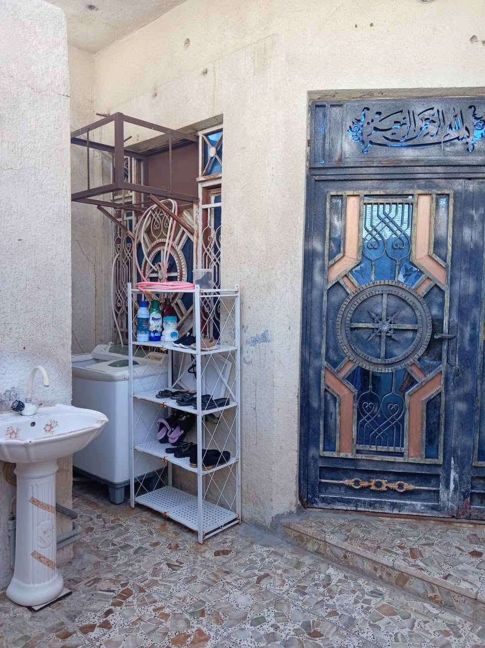 ياالله
سلام عليكم
البيت البيع طابو صرف
مساحه ((100)) متر طولاني 
حي غدير قريب مستشفى البناني
البيت طابق واحد
يحتوي على
استقبال
وصاله 
ومطبخ 
وصاله
وغرفة نوم
صحيات داخليه وصحيات خارجيه
استفسار اتصل((***********)) 
((***********)) اخوكم أبو عراق.......
