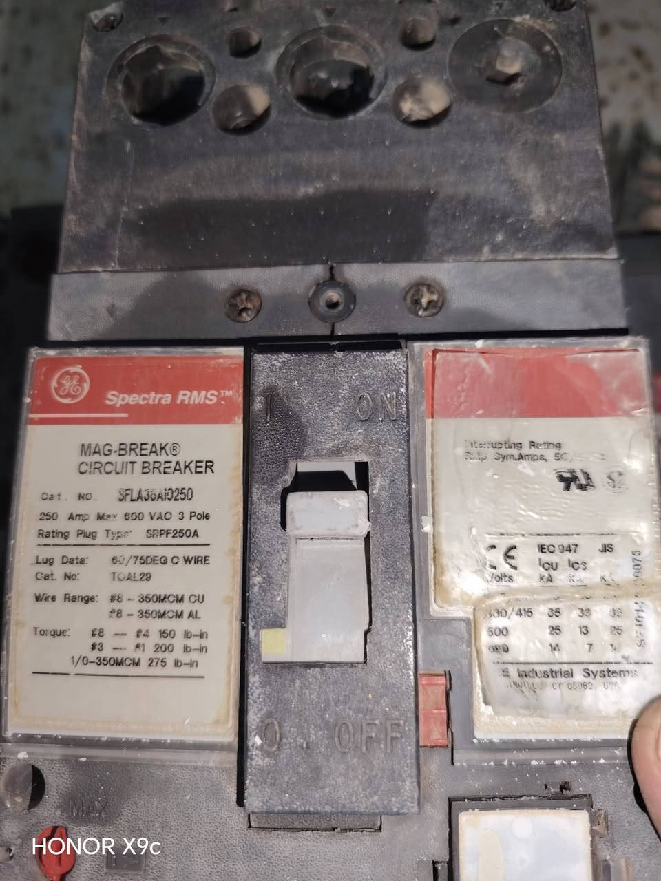 قواطع دوره للبيع العدد اربعه ثنين كبار 600 امبير وثنين صغار 300 امبير
العنوان /بعقوبه قرب فلكه الامين 
ه‍ / ***********
