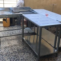 اغراض مطعم ميز فلافل وهمبركر وميز فاترينا وميز ثالث مستعمل اسبوعين بسع...