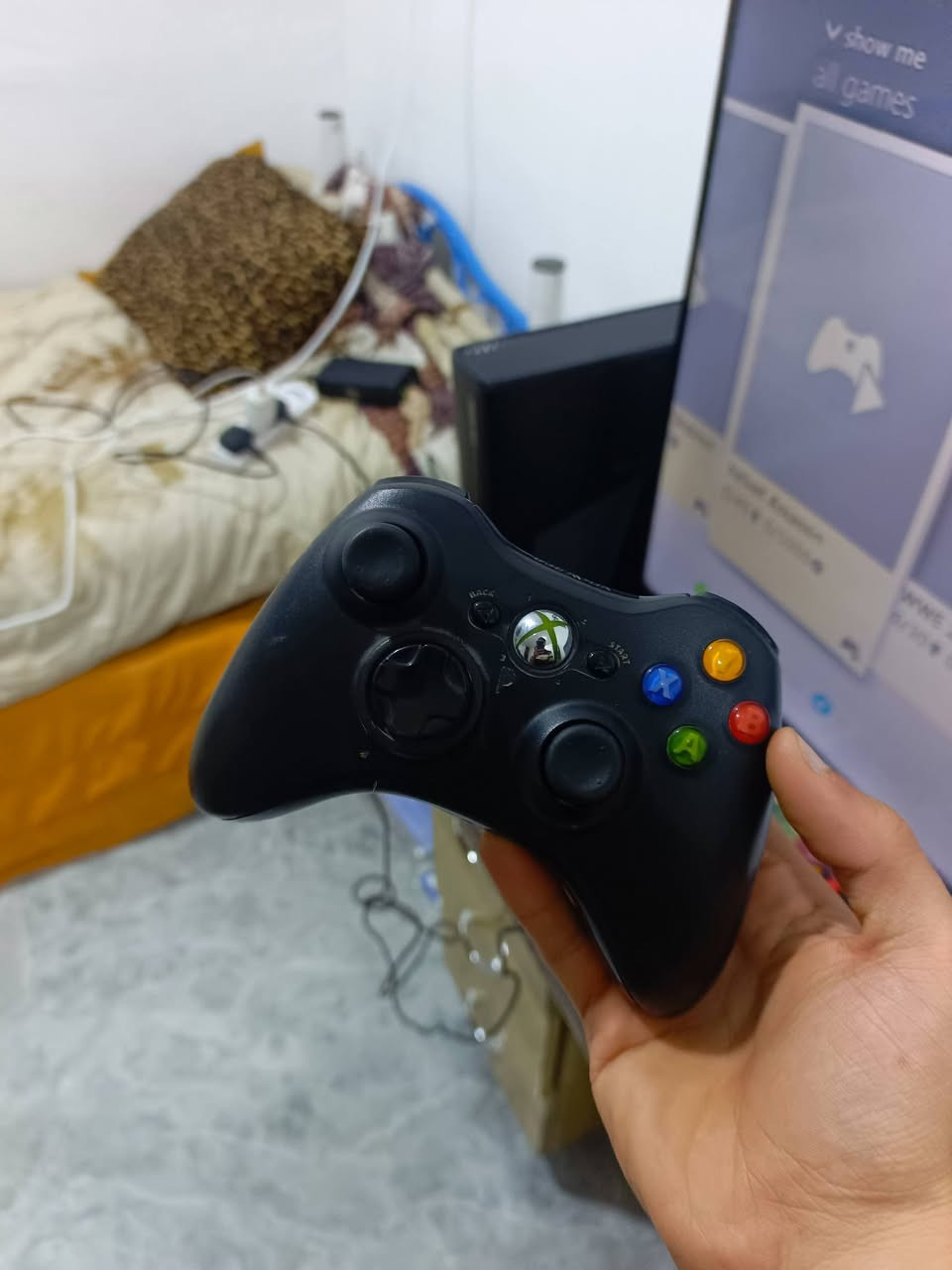 السلام عليكم 
اخوان اكسبوكس 360 سلم للبيع
وياه 3 جوستكات وحدة منهن بعدهي جديدة والجوستك الواير لس الكير مالهة تعبان بس يصلح ترجع جديدة
يجي بي 30 لعبة متنوعة وقويات الجهاز امانه الله نضيف وحتى شكلة من بره نضيف يعني ما بي اي شخط
السعر 120 وبي مجال للطيبين 
العنوان بغداد المعامل 
*********** واتساب متواجد
