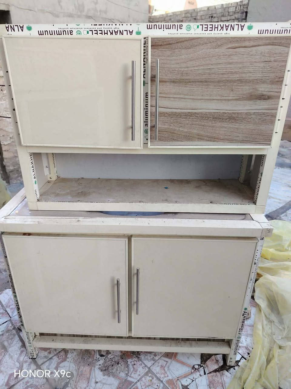 سلام عليكم اخواني كاونتر وطباخ للبيع مال مستعجل اثنينهم ب200وبيهم مجال للاتصال على الرقم هذا واتساب ***********
