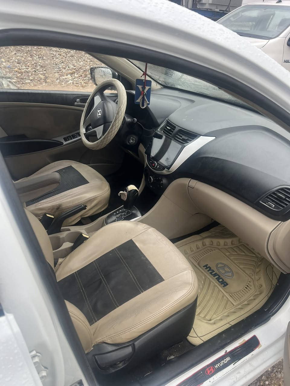 السلام عليكم ورحمة الله للبيع اكسنت موديل 2016خليجي 
السياره كفاله عامه من الضربه مكينه وكير كفاله حداده جديده تايرات انضاف غرفه جديده السياره جاهزه كل نقص مابيهه 
علمن السياره مصبوغه جماليه اثر جراد رقم بصره استوه طلعته سنويه بسمي العنوان البصره حي الحسين السعر 80
للتصال فقط اتصال ***********
