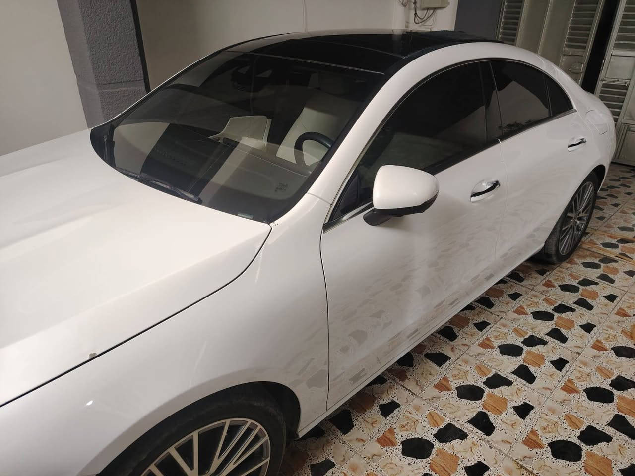 مرسيدس cla كلاس 2023 هي سيارة فاخرة تتميز بمواصفات عالية الجودة. إليك بعض المواصفات الرئيسية::
المحرك: محرك 4 أسطوانات متتالية بسعة 2.0 لتر مع شاحن توريني
قوة المحرك: 255 حصان  محرك توينتي
العزم: 273 رطل-قدم
ناقل الحركة: أوتوماتيك 9 سرعات
الدفع: دفع خلفي أو دفع رباعي
الاستهلاك الوقود: 6.2 لتر/100 كم
السعة الخزان الوقود: 66 لتر
ماشيه 3000
التسارع: من 0 إلى 100 خلال 8.2 ثانية
*السرعة
المواصفات الداخلية:
مقاعد مدلكة وقابلة للتدفئة والتبريد
شاشة عرض بانورامية
نظام MBUX للتحكم الصوتي
أنظمة قيادة شبه ذاتية متقدمة
نظام صوت محيطي ثلاثي الأبعاد Burmester من 12 سماعة
المواصفات الخارجية:
تصميم خارجي راقٍ
شبك أمامي مميز
إضاءة محيطية بـ 64 لونًا
عجلات 19 إنش
الأمان:
نظام الاستقرار على المنعطفات
نظام مراقبة النقطة العمياء
نظام الاستشعار بالضغط
مثبتات ISOFIX
حساسات ركن خلفية
وبعد بيه مواصفات الاستفسار 0774454488


**إذا كنت صاحب هذا الإعلان وتريد حذفه لأي سبب، رجاءا أرسل رسالة إلى الدعم الفني**