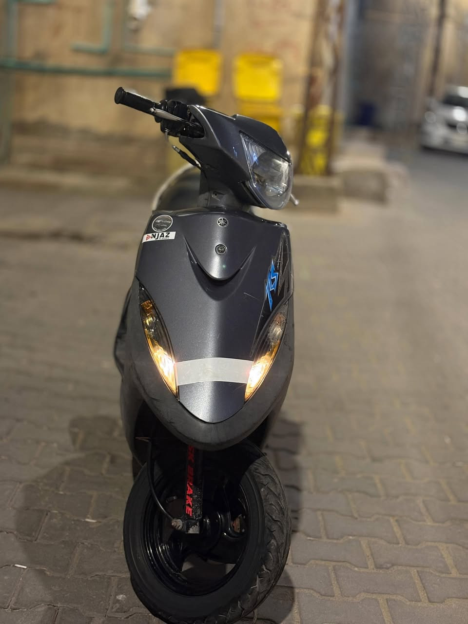 السلام عليكم ماكس عدلة للبيع الدراجة جديدة ما صالي من منزلها الدراجة بعدها بلجيس ملاح فول ختم واحد وي المكينة المكينة مكفولة تجي تشوف بعينك ما ناقصها شي رايدها ب975 وبيها مجال للشراي مكاني البصرة شارع 14 تموز *********** .

