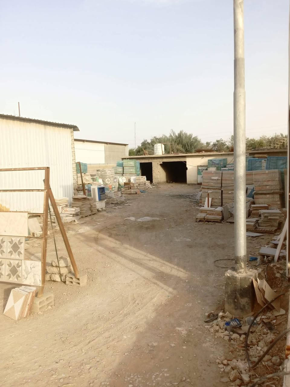 تحيه طيبة الى متابعينا الاعزاء 
يعلن مكتب سنتر الكوت للعقار 🏛

♦️معرض سيراميك مع مخزن ومحلات عدد 4        
وجهه على شارع العمارة  بالمباشر  بالبداية قريب على مخازن الغذائية 
 مؤجر حاليا 
الوارد الشهري 450 تقريبا 
بيع أو مراوس 

♦️مساحه 800م 
♦️واجه  20 م
♦️النزال 40 م
♦️موقع مميز ♦️
شارع كوت العماره 
قريب على مخازن الغدائيه 
قرب معمل الغاز 
قرب شركة الخشب 
-------------------
للأستفسار 
مراسلة الصفحة او الاتصال على الرقم 
***********
او مراجعة مكتب سنتر الكوت للعقار 🗺
عنوان المكتب داموك الحقوقيين 
قرب افران السلطان مقابل معجنات فراولة 
💢 بادارة عقيل الزركاني 💢
