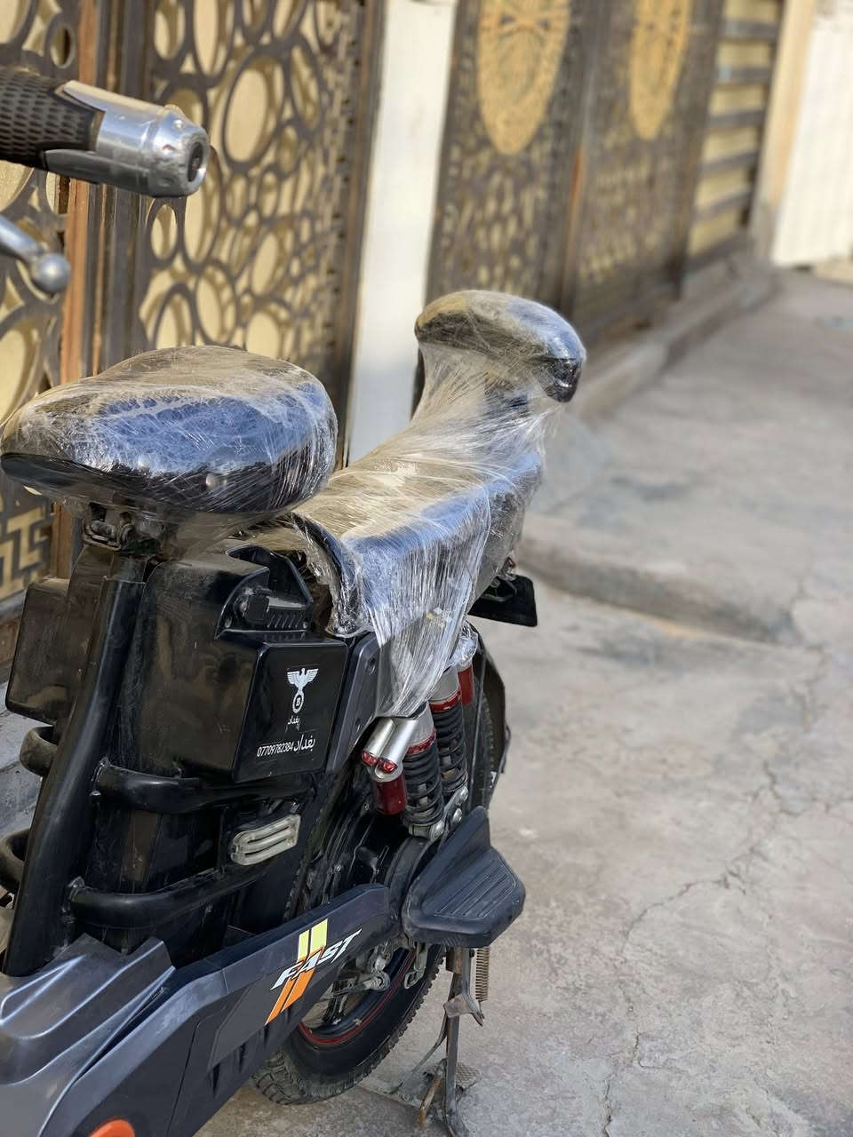 دراجة شحن للبيع نضيفة كلش بيها أشياء بسيطة جدا ماشتغل بس البك لايت ميشتغل و الضوء الأمامي يرمش يحتاج تثبيتة زين وكلش مرتبة ونضيفه واهم شي والي مرخص سعرها بطاريات مصفرة تحتاج تبديل وياها شاحنة وبايدرات ومرايات بيها أربع بطاريات مصفرة وترهم الخامسة وسعرها معقول يعني وانتة شوف بالصور سعرها ٢٢٥ ألف وبيها مجال بسيط وان شاءالله منختلف مكاني بغداد الغزالية قرب سوق النفلة 
الهاتف ***********
