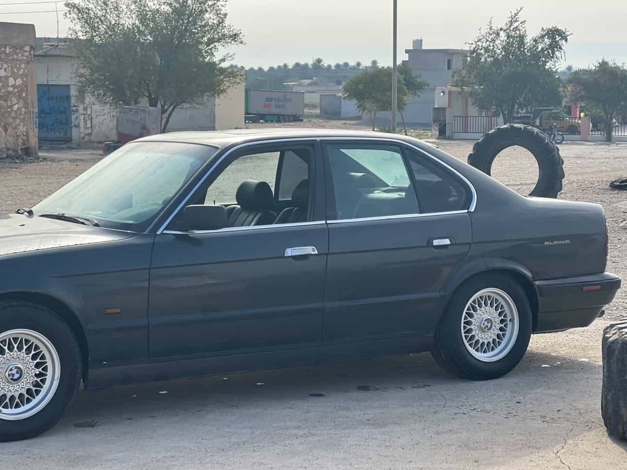‏Bmw
‏525i  
1994 اصل اصل 
كير اوتو 
وضعيات sport شغال 
جام امامي كهرباء 
لون اسود 
 مكينةمسكر دجتال 
فول كهرباء نضيفة
دبل ايرباك   
ضربة كص موس مابيهة ابداً 
شواصي نضيفة مامضروبة 
صدر امامي جديد 
صبغ عام  
سلايد طگتين 
كير مكينة شرط وضمان 
غرفة داخلهة جديد ب9 ورقات 
تخم تايرات جديد شديت 
رقم اربيل 
سنوية لحد 2030 جديدة 
تحويل بشرط 
تبريد فول 
سيارة مرتبة مامتعوبة
مكاني ديالى 📍
سعرهة (  $80  )ومجال 
اي استفسار على الرقم :
واتس اب : ***********
رقم هاتف : ***********
