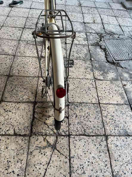 السلام عليكم بايسكل للبيع حجم 26 بناتي نضيف العنوان بغداد البياع الشرطة الخامسة *********** السعر 65وبيه مجال
