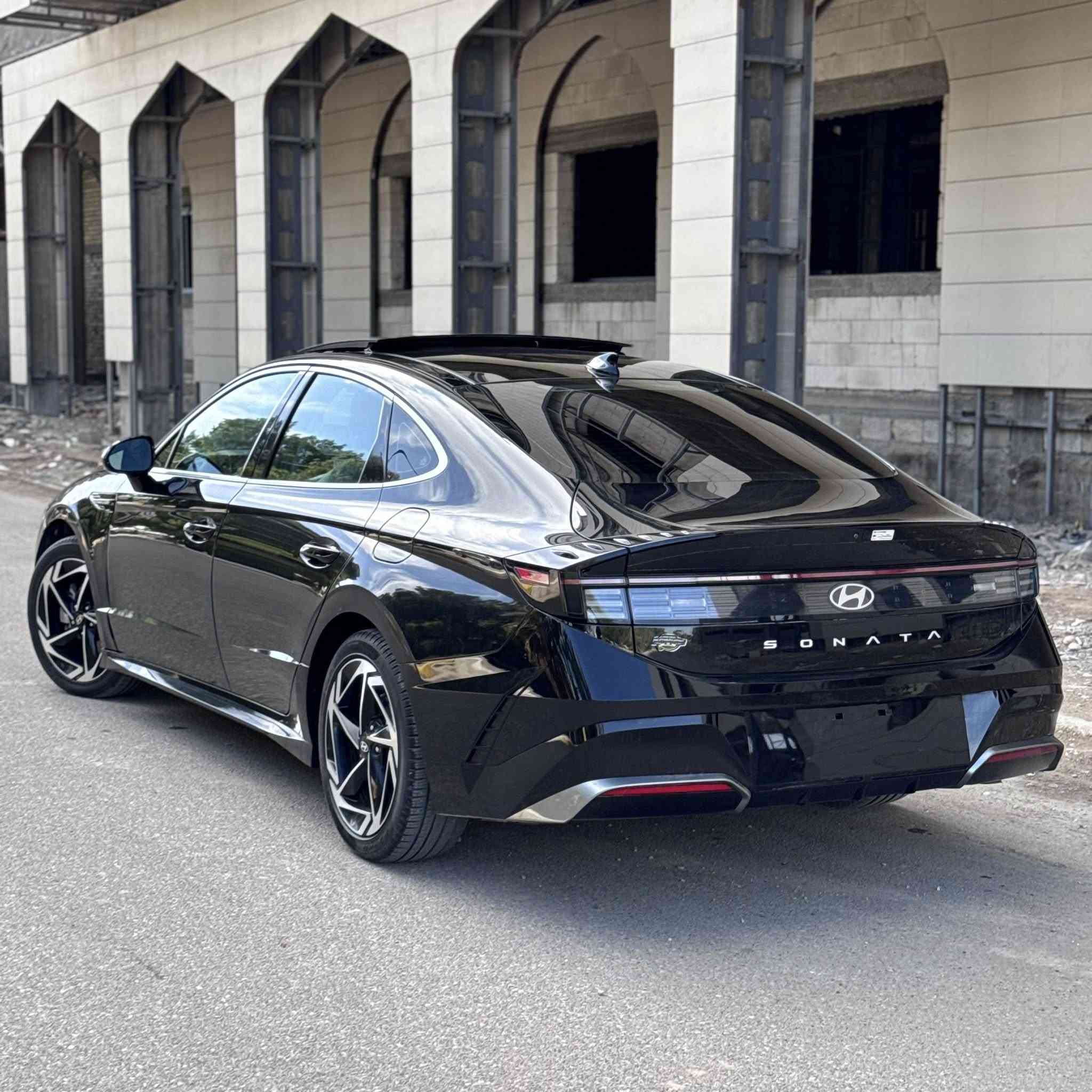 السلام عليكم / للبيع 
هونداي سوناتا 2024 فوووول 1/1
  
مواصفات :
سقف بنوراما 
بصمة ابواب وجنطه
رادار امامي ،خلفي ، جانبي 
حساس امامي ، خلفي
نقط عمياء جانبيه 
سستم كامرات محيطيه 360 
مانع تصادم ، وتحديد مسار ، وقياده ذاتيه
اشاير بالمري ، ومري قلابه عند البگ
لايت زنون فول وبك لايت led 

دواخل كشنات تدفئه تبريد ، وستيرن تدفئه
الكراسي تحكم كهربائي ، وخزن ميموري
قطعتين تبريد امامي خلفي تكيفي محيطي
شاحن واير لس
شفتات بالستيرن
شاشة كار بلي ونظام خرائط
عداد ألكتروني متغير الوضعيات
سستم صوت bose محيطي ودمام خلفي 
انظمة قياده متعدده ، واوتو هولد 
توقف ذاتي عند الرجوع الى الخلف 

حادث السياره خشم البنيد فقط مصبوغ بدون ايرباك ، ماشيه 30 الف ، مكينة 2500  منفيس تترقم جميع المحافضات ، مابيه اي نقص 
السعر : 189💰 وبيه مجال بسيط
مكان السيارة : السماوه ،
0782 696 4768  ☎️ ‭٠٧٨١ ٩١٣ ٣٩٨٤‬
