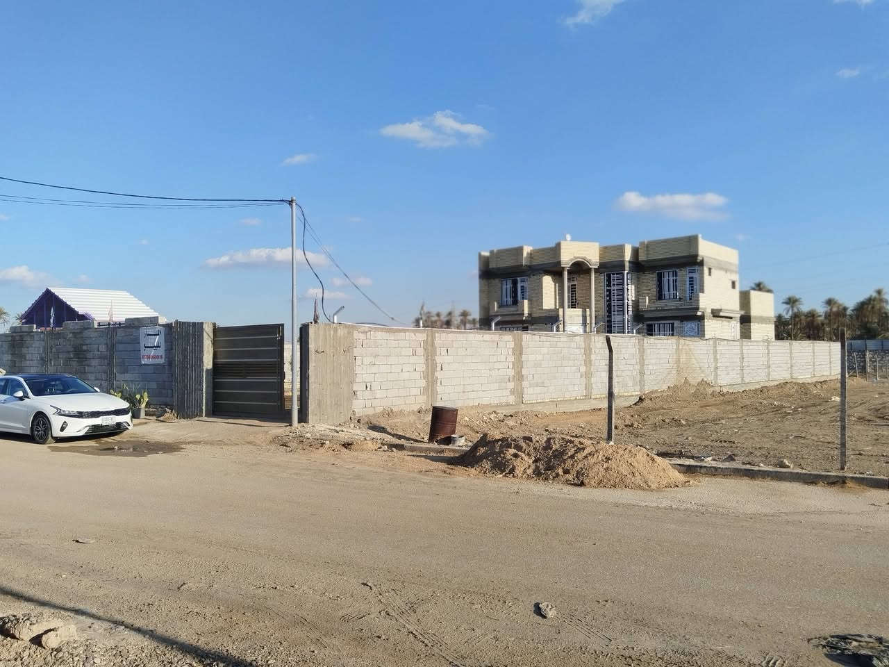 دار للبيع المساحه 1000 متر 20*50 طابو زراعي صرف سند 25  تحويل مباشر بأسم المشتري
خدمات كامله ( كهرباء - تبليط - ماي) 
طابقين :- الطابق الأرضي
غرفتين نوم + هول + استقبال + موزع + مطبخ حار وبارد + مجمعين صحيات
الطابق الثاني
غرفتين نوم + هول + مطبخ + صحيات وللعلم الطباق الثاني نظام شقه معزول
الموقع كربلاء المقدسة - قضاء طويريج - مجمع الفرات خلف محطه النهريه ( مقابيل الكوي)
السعر 250 مليون وبي مجال للشراي
للأستفسار الأتصال على الرقم ***********
