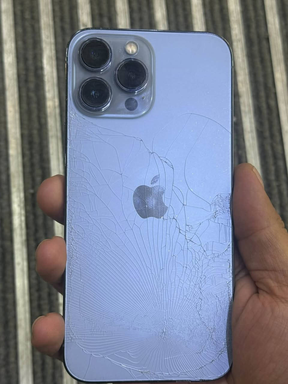 ايفون 13 pro maxللبيع الظهر مكسور فقط شرق اوسط كارتونه وياه مالته بطارية 80  السعر ٥٢٥ بي مجال بغداد شهداء البياع *********** بي واتساب
