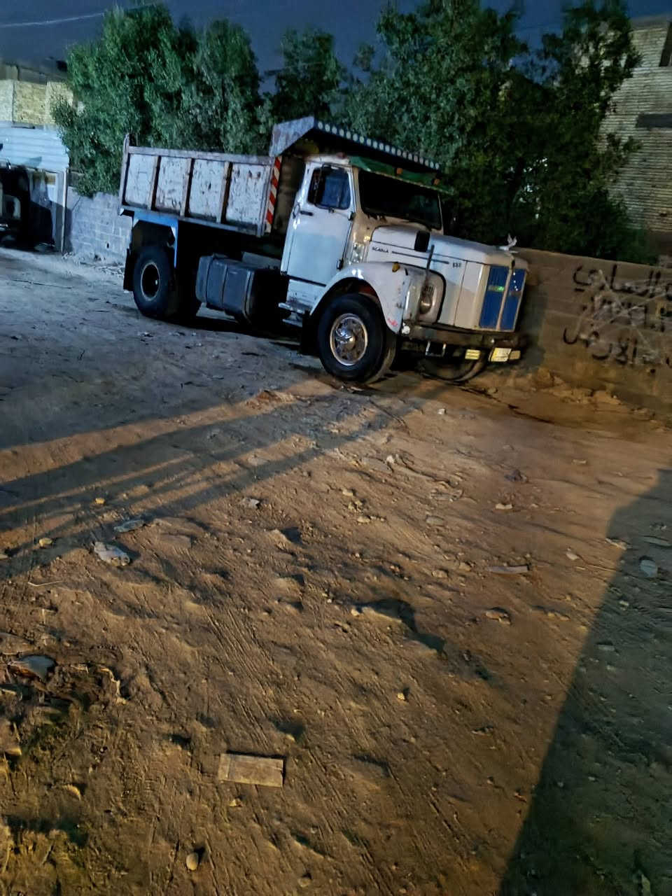 سكانيه 111موديل79رقم بصره انكليزي باقي على استلام الوحات هزه ماصاقطه بسمي تحويل مباشرمكينه عادي كيرناعم جديد شاده تخم تاير بلاديه بتره شاصي مكفول ***********مكان بغداد
