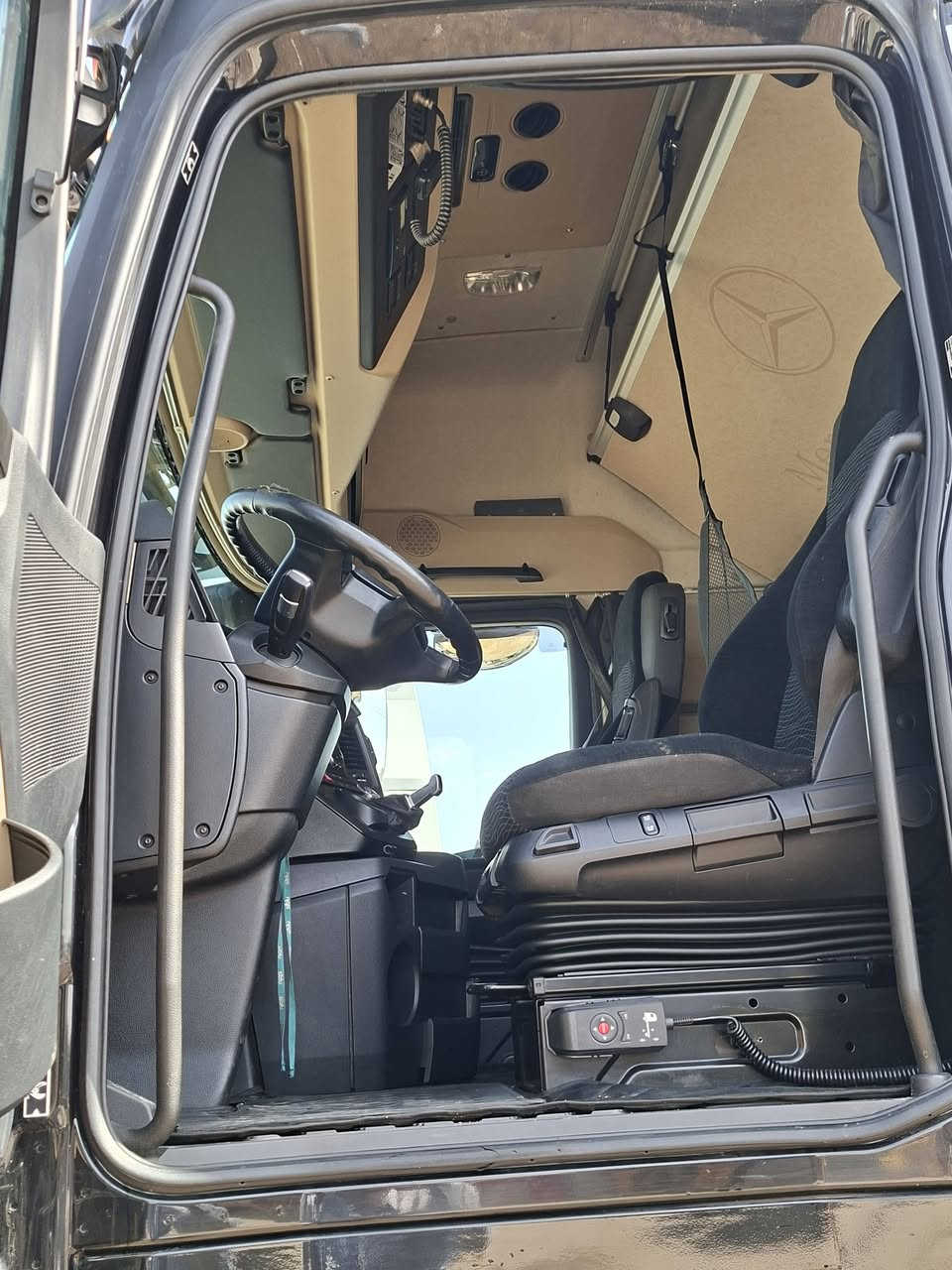 مرسيدس اكتروس وحش موديل 2018 الحجم 2763 فول مواصفات كاميرا حساس سبلت خزن روتايدر دخول طريبيل جديد***********
