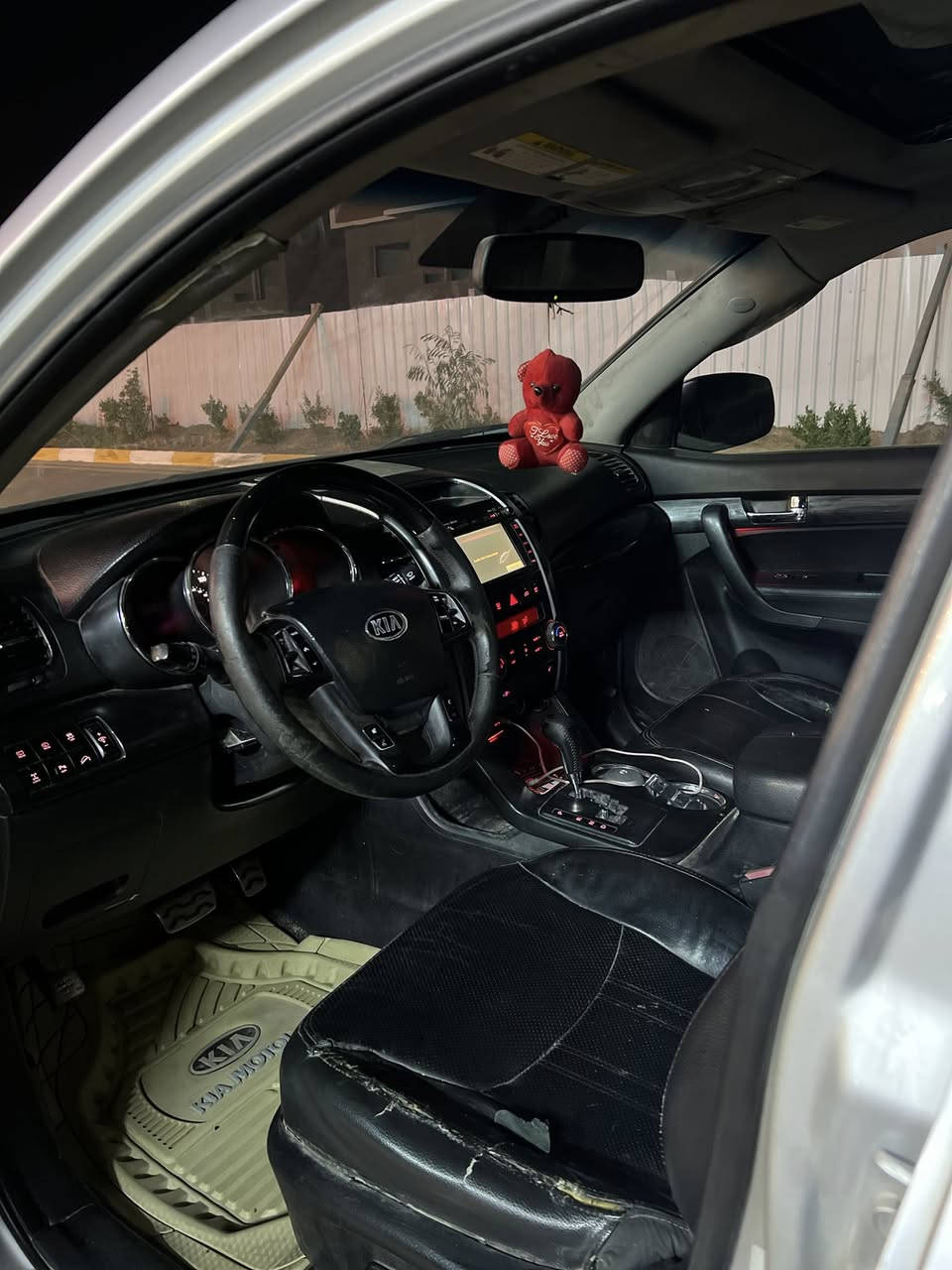 سلام عليكم من رخصت الآدمن
سورنتو موديل 12 20
رقم بغداد 
فول مواصفات وارد أمريكي دفع رباعي 
كرسي كهرباء 
تشغيل بصمه 
محرك 6سلندر
تخم تاير جديد 
تبريد 3قطع 
7راكب 
السياره بحاله جيده  
وبعد بيها مواصفات معروفه للسورنتو
السعر 123ورقه وبيها مجال للطيبين  

السياره مكانها ديوانيه مركز 
للتواصل والاستفسار 
***********
