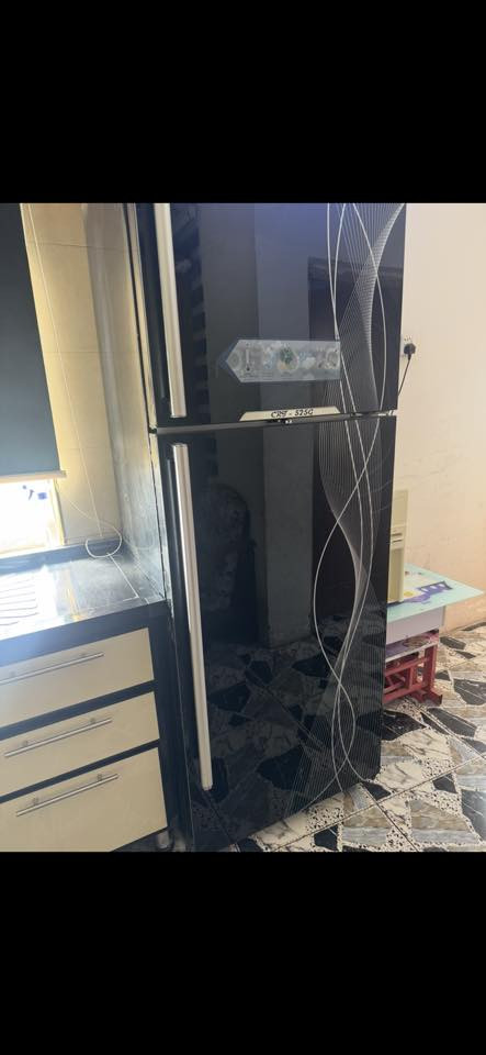 للبيع الثلاجه ب400 استعمال قليل جدا 20قدم والغرفة تركي درجه اولى سعرهه مليون ونص مكاني شارع حيفا الاستفسار على الرقم ***********
