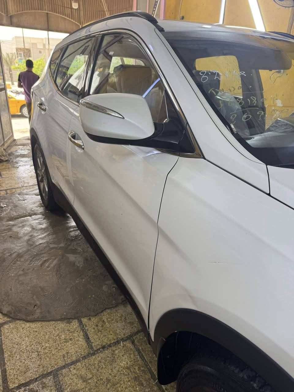 السلام عليكم 
سيارة سنتافية موديل ١٤ ابيض اربيل اربعة سلندر ٧ راكب خليجي مكفوله من الصبغ والتبديل  بيه  مواصفات تحكم ستيرن كشن كهربائي دواخل جوزي اشاير بالمري شاشة وكامرة خلفية السعر 148 ورقة وبيه مجال تواصل واتساب ***********
