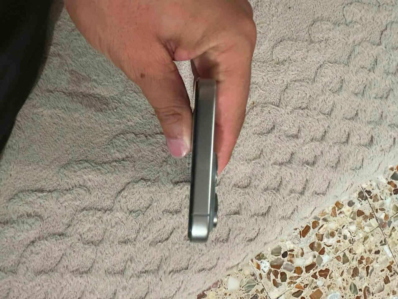 السلام عليكم
١٥ برو ماكس شرق اوسط 
الجهاز نظيف بدون اي طخة او شخط 
بلادي ممفتوح فقط الشاشة بيها هذا الخط 
وطلع عندي اشعار انوا الشاشة ممعروفة اثر وگعة بسيطة
بطارية ٨٥
ذاكرة ٢٥٦
السعر قفل مااتعبك حبيبي ٧٥٠ 
شارع فلسطين 
***********
