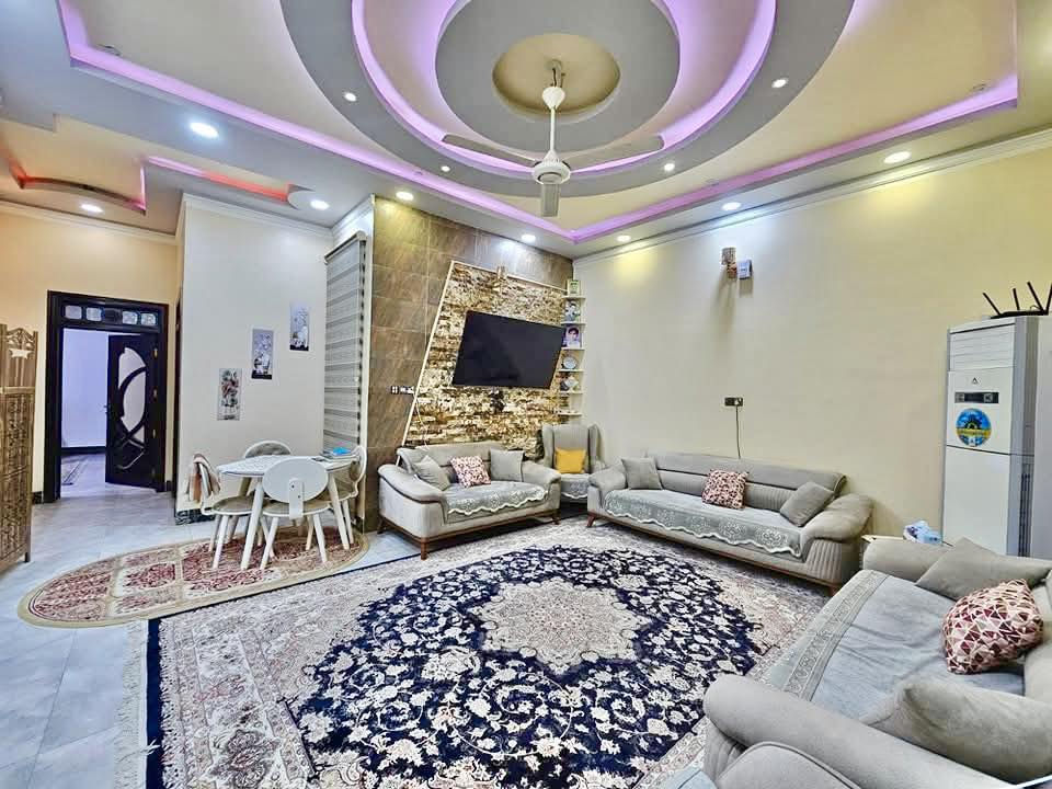 #إعلان_رقم (231)

 ╔═══ 🏠 للبيع دار حديث 🏠 ═══╗
📍 الموقع : حي الحسين / قطاع 9

 #المساحة الكلية : 200 متر

🔹 #مواصفات العقار :
▪️ نظام بيت مستقل + شقتين منعزلات
▪️ مدخل خارجي مستقل للشقق مع درج      منفصل

▪️ البناء حديث مرتب
▪️ توزيع ممتاز للمساحات
▪️ مناسب للعوائل أو للاستثمار والإيجار

الصور توضح جمال البناء وحداثة التصميم

📍 موقع هادئ ومناسب للسكن

━━━━━━━━━━━━━━━

📞 للحجز والاستفسار:
مراسلة الصفحة أو الاتصال مباشرة 👇

╭──────────────╮
📞 0782 777 9516
👤 سيد ولاء
╰──────────────╯

╭──────────────╮
📞 0781 160 0131
👤 أبو حسين
╰──────────────╯

📍 العراق | السماوة
حي العسكري — قرب جامع الإمام علي (ع)

━━━━━━━━━━━━━━━
🏢 #الخارطة_للاستثمار_العقاري
🔑 بيع • شراء • استثمار • خدمات عقارية
━━━━━━━━━━━━━━━
