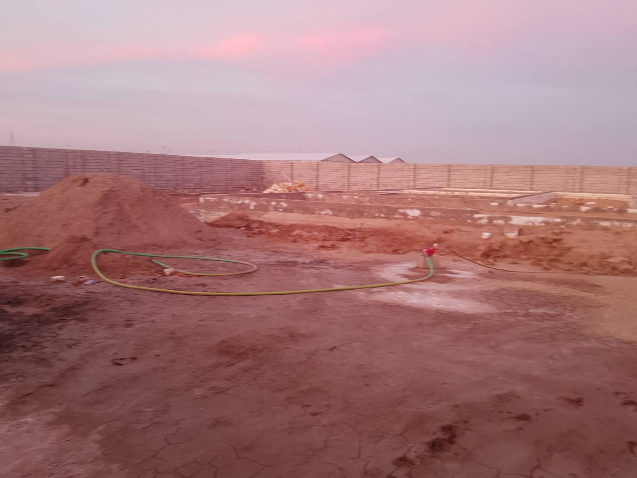 السلام عليكم
مزرعة  للبيع دونم الجبهة ٥٩ متر والنزال ٤٣ متر  بيه بتلو بيت مساحة ٤١٤ متر خارطة اوربيه صب بم وشيش الماس ومدفون بالكامل وسياج   ارتفاع ١٣ بلوكة وباب ٥ متر واصل مي وكهرباء بالحكيم الثانية نزلة شركة مرمرة 
للاستفسار ***********
