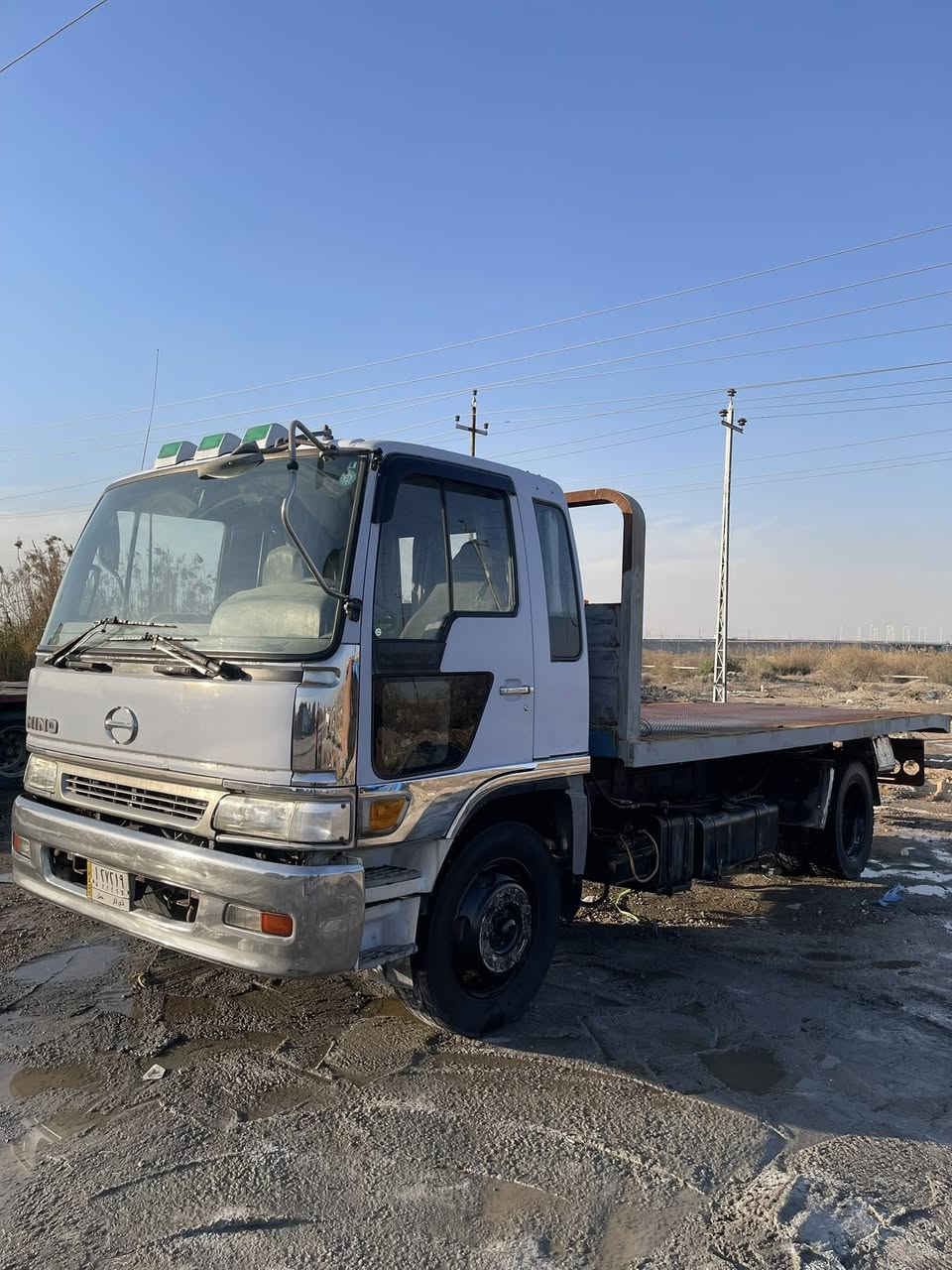 السلام عليكم هينو فحل سطحى كرين  لبيع سياره حماله معدات تاير 22.5دوستين  ***********
