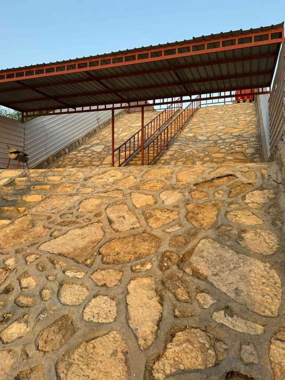 سلام عليكم ارض 750متر واجه 10متر نزال 75 سند 25 قرب الجزيره السياحيه بيها كتاب تكسيه حجريه/خطين ماء /كهرباء ثري فيز /بيه سياج من الشارع الشط مثل ماموضح لاستفسار اكثر تواصل عله رقم ***********
