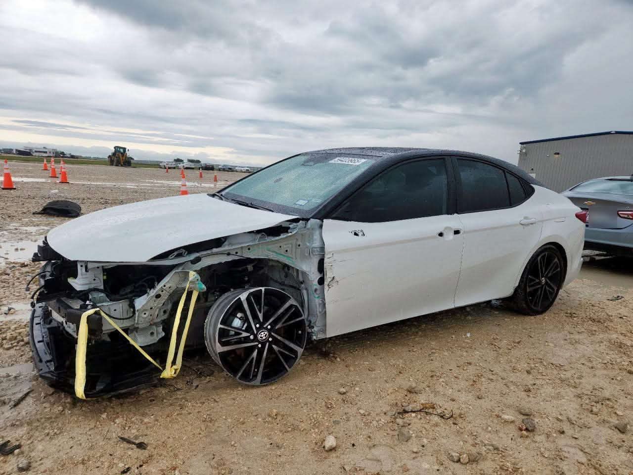 � للبيع | Toyota Camry Hybrid XSE 2025 🇺🇸 وارد أمريكا
للبيع كامري موديل 2025 فئة XSE Hybrid (أعلى فئة رياضية)، وارد أمريكي، سيارة تجمع بين الفخامة، الأداء الرياضي، والاقتصاد العالي بالوقود.

✨ المواصفات:
✅ محرك 2.5 لتر هايبرد اقتصادي وقوي.
✅ ناقل حركة E-CVT.
✅ فتحة سقف بانورامية.
✅ داخلية جلد أحمر رياضية (Cockpit أحمر مميز).
✅ شاشة كبيرة تدعم Apple CarPlay وAndroid Auto.
✅ عدادات رقمية.
✅ تشغيل بصمة ودخول ذكي (Smart Key).
✅ مقاعد كهربائية.
✅ مثبت سرعة راداري (Radar Cruise Control).
✅ نظام المحافظة على المسار (Lane Assist).
✅ نظام التحذير قبل الاصطدام مع الكبح التلقائي.
✅ مراقبة النقطة العمياء.
✅ حساسات أمامية وخلفية.
✅ كاميرا خلفية.
✅ إضاءة LED كاملة.
✅ جنوط رياضية XSE قياس 19 إنش.
✅ سقف أسود بلونين (Two Tone).
✅ عادم رياضي مزدوج.
✅ مكيف أوتوماتيك مزدوج.

🚗 السيارة نظيفة جدًا من الداخل والخارج، وكل شيء يعمل بصورة ممتازة. ممشى السيارة 57 الف كيلو وليس ميل 

📌 وارد أمريكي، والحادث كان في المقدمة وتم توضيحه بالصور الأصلية قبل التصليح بكل شفافية.

التواصل مع الصفحة او على الرقم ***********
ملاحظة السنوية جديدة باسمي تحويل مباشر 
مكان السيارة بغداد البلديات

💰 السعر: 265 وبيها مجال
