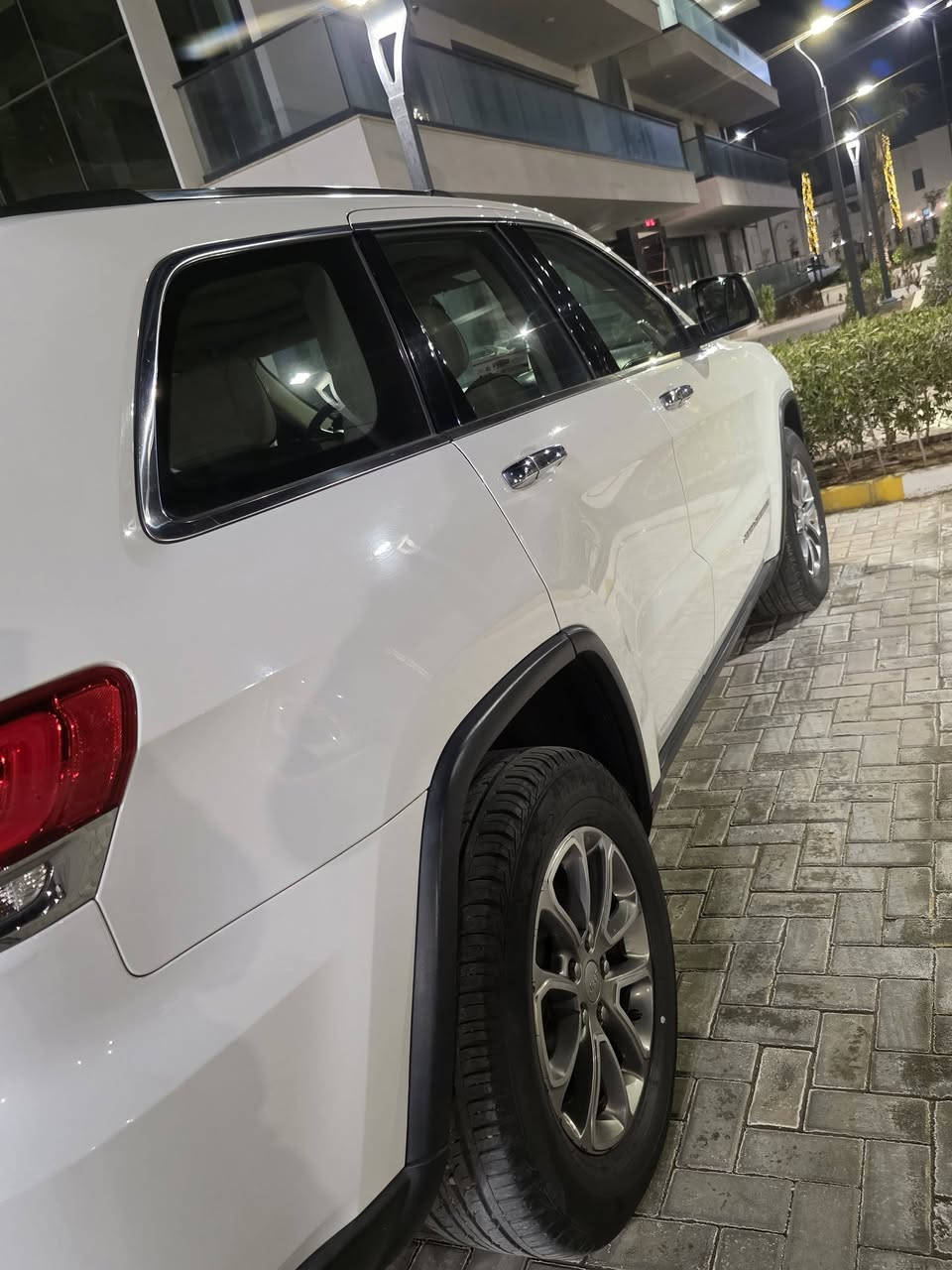 السلام عليكم جيب موديل 2015
خليجي السياره كل الي بيهه ع وضع الشركه 
داخل جلد تحكم استيرن 
فتحه سقف سلايد روف
كلشي شغال وعله وضع الشركه 
السياره بيهه صبغ باب السائق 
من يده فتح الباب وانت نازل لنهايته 
والجهه الثانيه هلال الجاملغ فقط 
اثر حكه في باب المنزل
بدون فتح أي قطعه 
وبدون تبديل أي قطعه 
والسونار موجود 
مكان السياره بغداد .حي الجهاد 
السعر 235$وبيهه مجال 
للستفسار ***********
