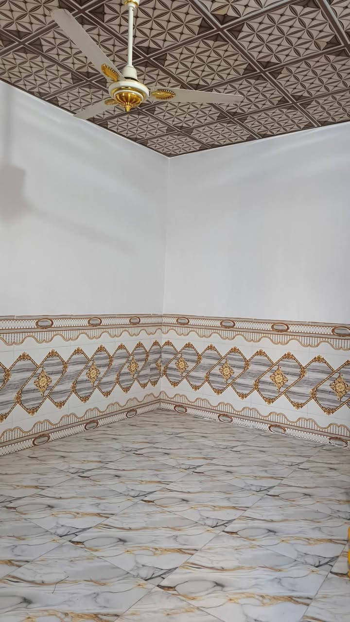 دار 110 م تجعيب طابوك عالي عن شارع بناء بلوك عكاده يحتوي على غرفه وصاله ومطبخ واستقبال صحيات داخليه وخارجيه شارع تبليط ١٠ متر منطقه كلش مرتبه عنوان سايدين المطار شارع علكم نهايت شارع حاتم الخير سعر 37وبي مجال تواصل ***********
