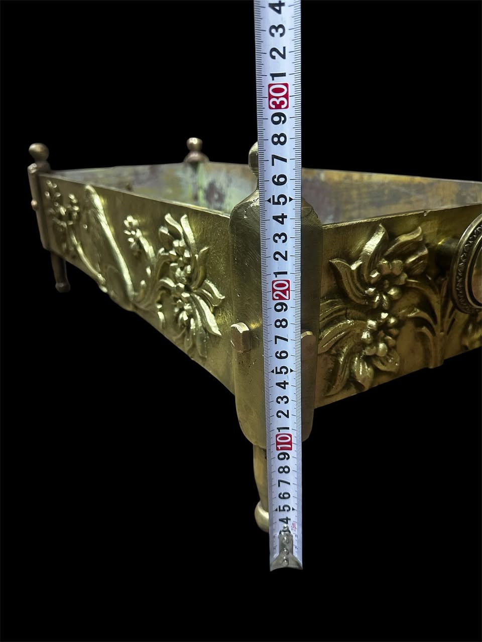 السلام عليكم 
منقلة نحاس اصفر  صب ( منقوش ) 
شغل بغدادي قديم 
الطول / 75 سم 
العرض / 34 سم 
الارتفاع / 30 سم 
- العنوان / بغداد / الكرادة / حي الوحدة شارع سلمان فائق( مجمع بازار انتيكا بغداد  )  الطابق الاول  
- يوجد توصيل داخل و خارج العراق 
  للاستفسار اكثر الاتصال لاستفسار اكثر الاتصال         
  *********** 
واتس اب او فايبر او مراسلة الصفحة.
