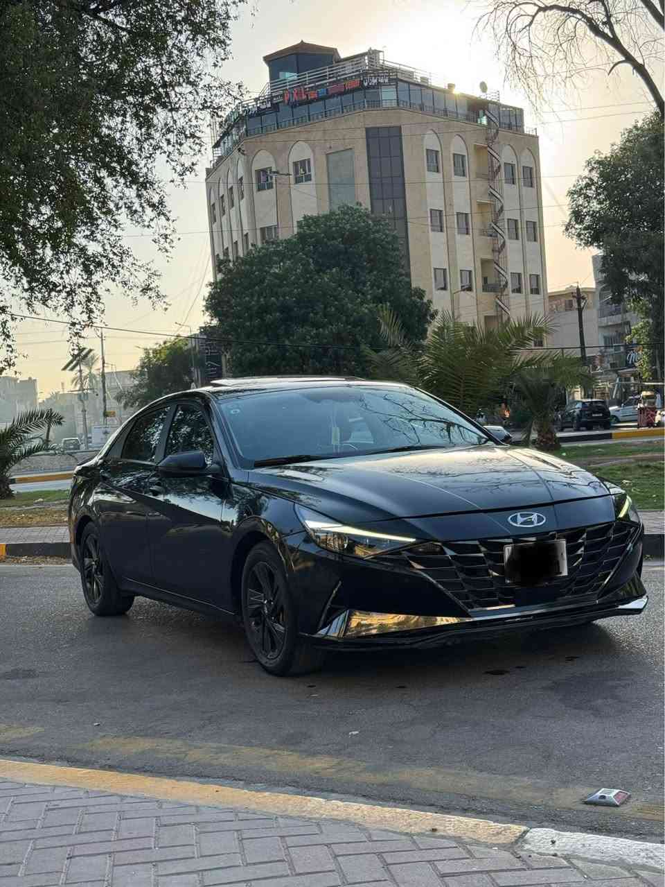 السلام عليكم للبيع او المراوس 

النترا هايبرد موديل 22 فول مواصفات للأخير  حادث جاملغ وشويه من البنيد وشويه من باب السايق فقط 
-بصمة تشغيل ابواب وصندوك. (بصمة ابواب لمس) 
فتحة سقف ( سلايد روف ) 
-محرك 1.6
-كاميره  خلفية دوارة 3 وضعيات 
-رادارات 360 درجة ( امامي جانبي خلفي ) تمنع التصادم الامامي والجانبي والخلفي
-التحذير عند فتح الباب 
-تحكمات ستيرن 
- 3 وضعيات قيادة ( عادي سبورت ذكي ) 
- مثبت سرعة ذكي ( التحذير عند مغادرة المسار )
‏-Auto Hold التوقف لفترات قصيرة
-الهاند بريك بصمة
-شاشة بلازمة حجم كبير لمس تدعم نظام الابل كار بلي والاندرويد اوتو بدون كيبل يربط التلفون واير ليس و GPS  
-شحن واير ليس 
-نظام الصوت Bose عدد السماعات 8 -
تشغيل عن بعُد 
-اشاير بال مري
-اضواء ترحيب عند الاقتراب 
-لايت لد 3عدسات وسكنات لد 
-كشنات جلد السايق كهرباء 
-نقطة عمياء
-تدفئة/ تبريد بالكشنات
- كير اوتماتيك و S عادي
-تحديد مسار وقيادة ذاتية  ورادار امامي 
- مانع انزلاق
- بصمه ابواب لمس 
- شاشه متصله +شاشه دجتيل
وارد امريكي بيها 3 قطع صبغ
رايدها 136 وبيها مجال 
مكاني الاعظمية 
*********** بغداد, العراق
