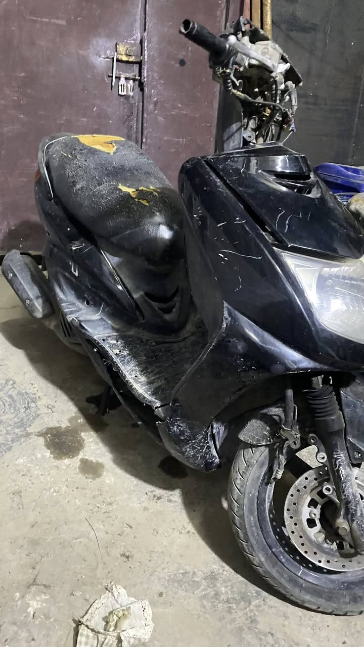 للبيع. دراجه سكنس نثيه ياباني 
دراجه شغاله نكره سلف 
يرادلها بس كفرات ودوشمه
كهربائيات كلها شغاله 
السعر. 250 وبيها مجال 
مكاني. بغداد الشعله 
***********
