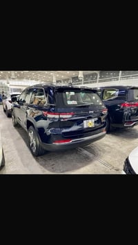 Jeep هـايـبرد موديل2023 ماشيه26mi حادثها بل تاير فقط كلش جديده السياره...