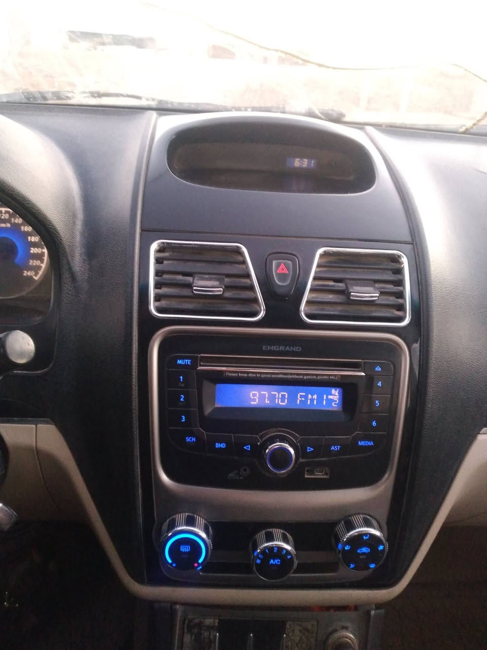 بسبب الوعود الكاذبة ومسح المنشور وباجر جايك أعادة نشر
سيارة جيلي امكراند موديل ١٦ داخلة العراق 
في عام ١٨سياره حلوه وحديثه وكلشي،شغال،بيها 
بس عوزها ارقام الو تسقيط لو من الدوله السيارة أوراقها كامله ومكمركة وكامله 
السعر مال بيع مستعجل 
٢٥ .العنوان السماوه الرميثة 
والشراي يتصل على هذا الرقم ***********
