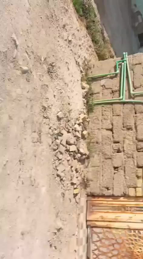 السلام عليكم عندي بيتين بيت بحي الفلاح زراعي المساحه 250 البيت يحتوي على غرفتين وصالهد البيت مكان البيت بحي الفلاح ورا المولده مال عدنان بيت ماي كهرباء شارع سمبيس والشارع ان شاء الله راح يصبونه قاسوه قبل ثلاثه ايام البيت الثاني بحي سويد اركن مساحه 150 رايدهن مراوس اثنين بيت طابو صغير مراوس بيهن اثنينهن الاستفسار على هذا الرقم البيت مال حي الانصار عوزه ارضيه كهربائيات بيت ركن باستفسار على هذا الرقم سعر على الخاص مال البيتين وهذا رقم‏‪***********‬‏
